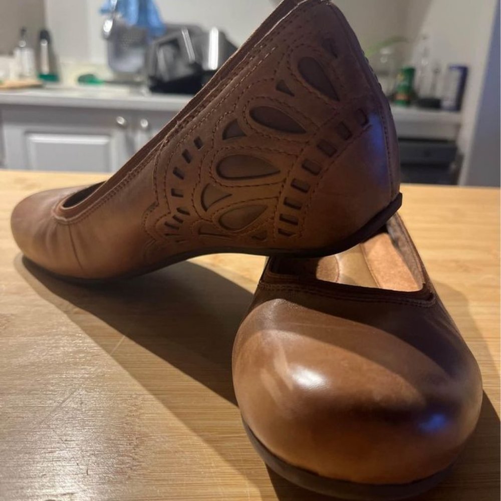 Rockport Tan Loafers with Artistic Cutouts